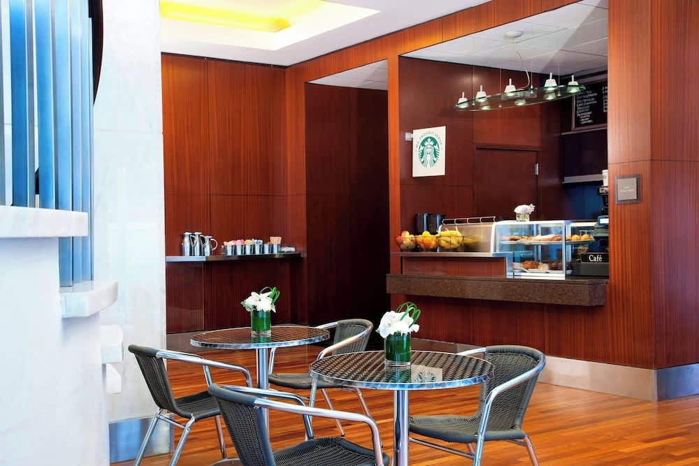 Lobby-lounge
