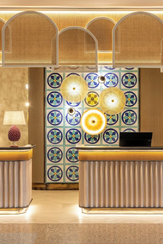 Lobby-lounge