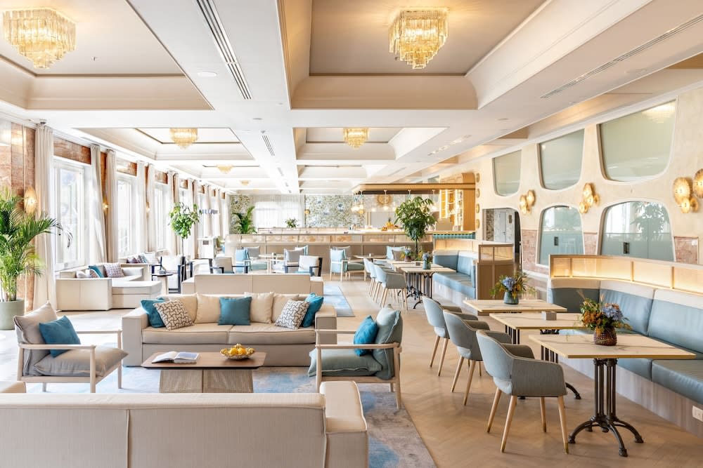 Lobby-lounge