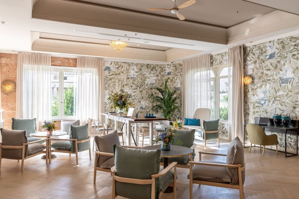 Lobby-lounge