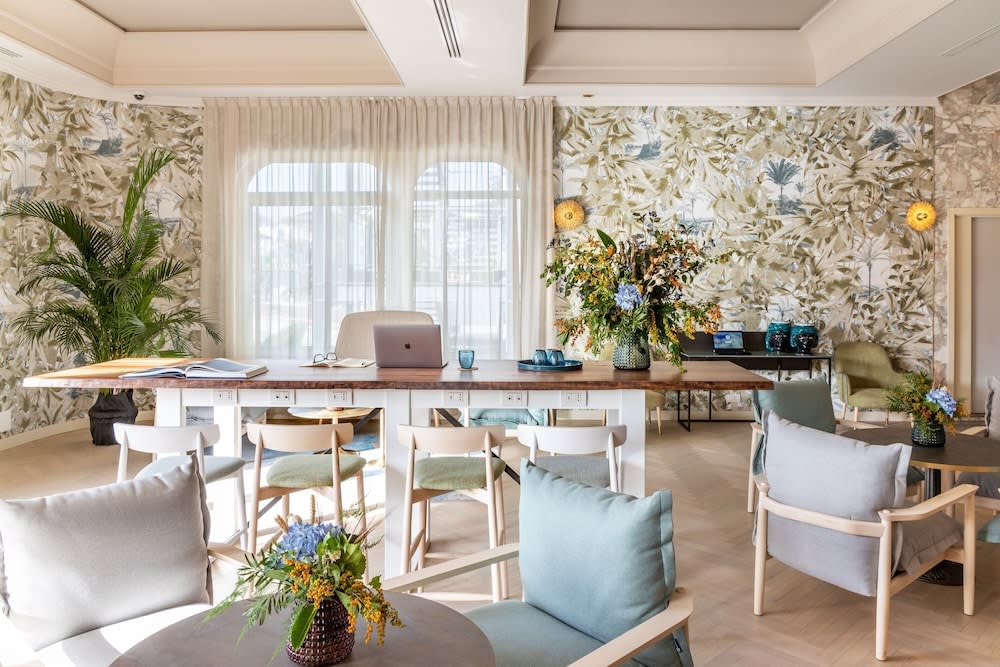 Lobby-lounge