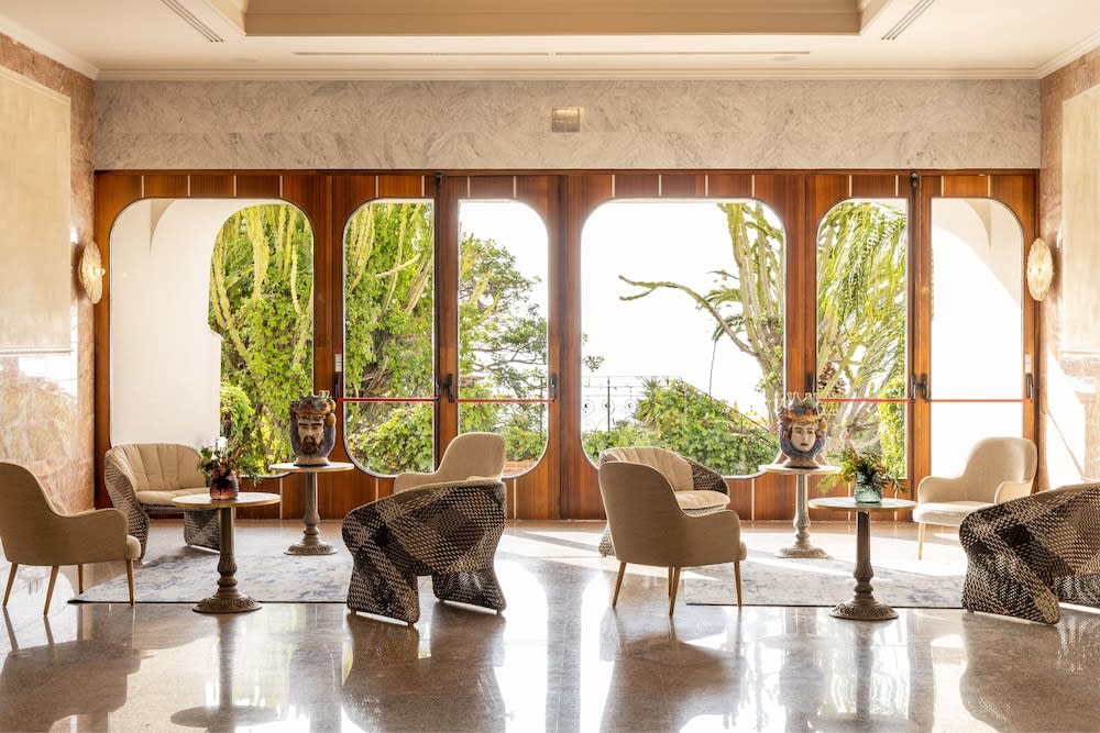 Lobby-lounge
