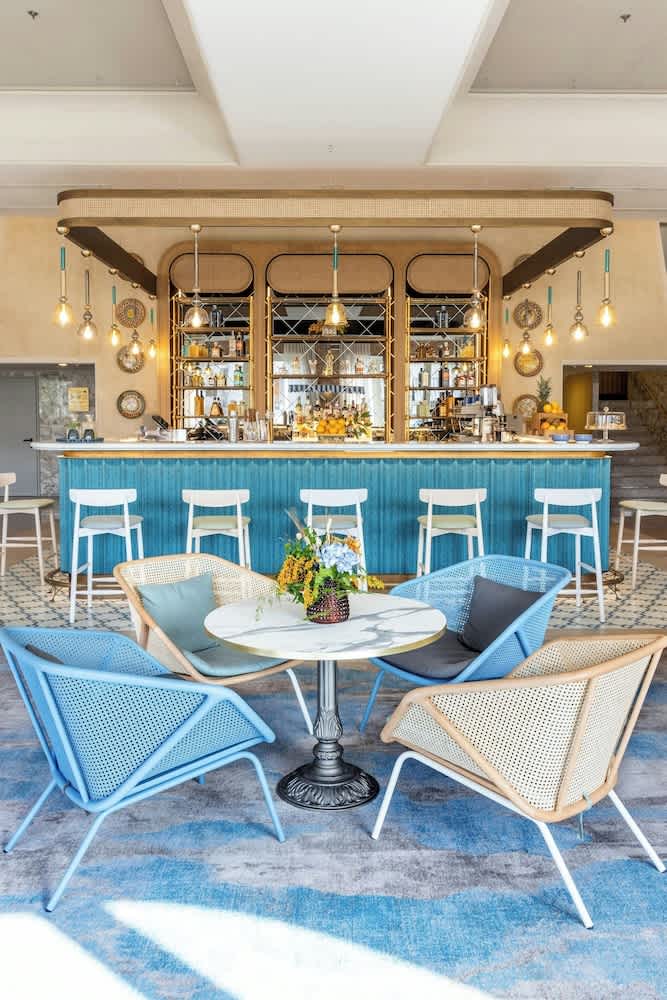 Lobby-lounge
