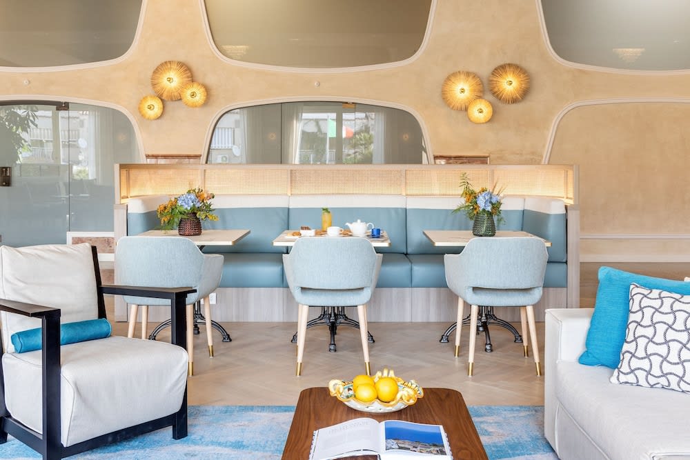 Lobby-lounge