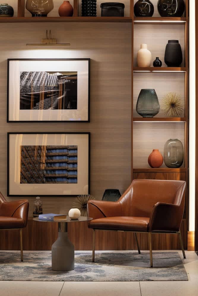 Lobby-lounge