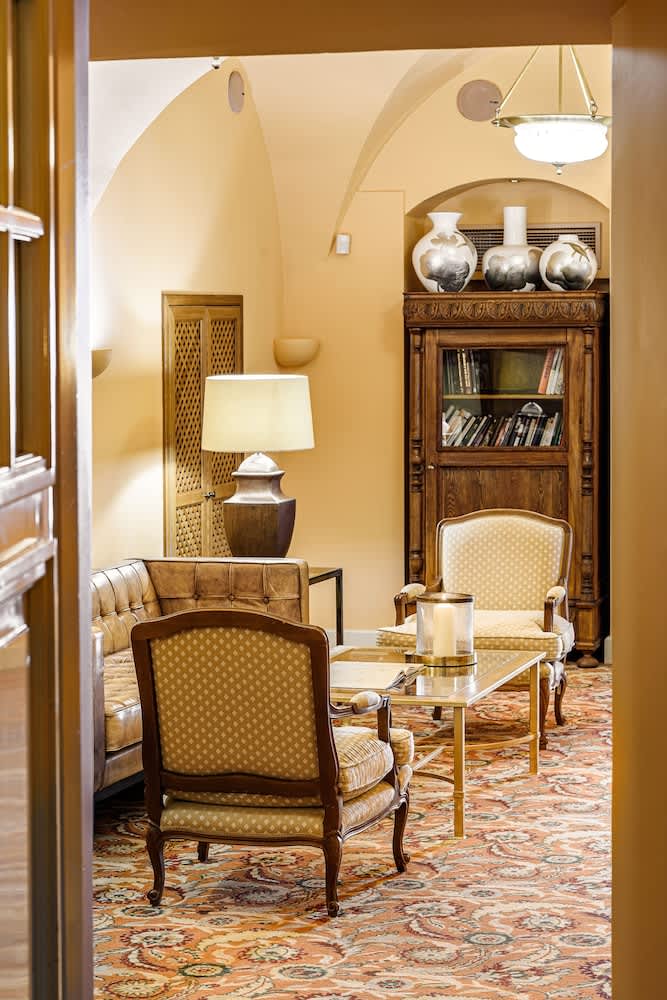Lobby-lounge