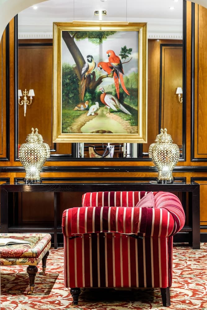 Lobby-lounge