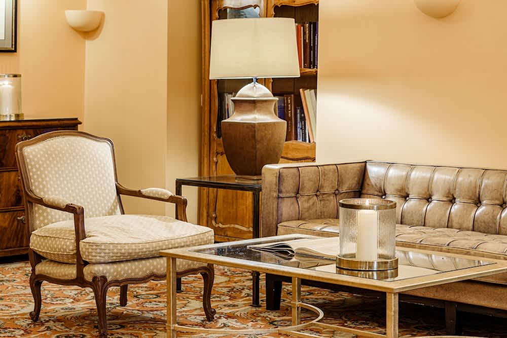 Lobby-lounge