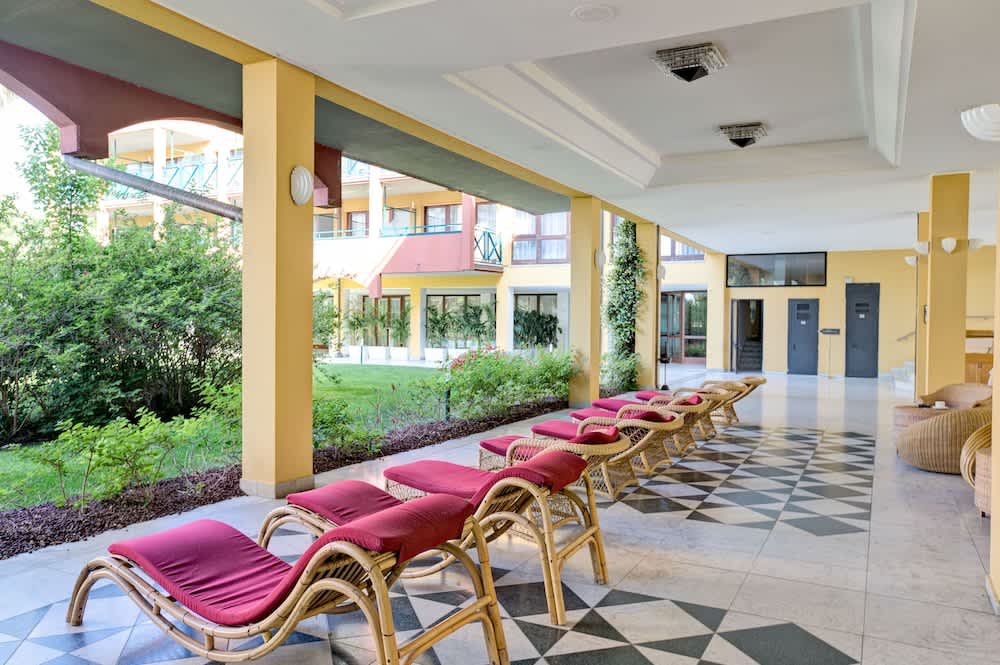 Lobby-lounge