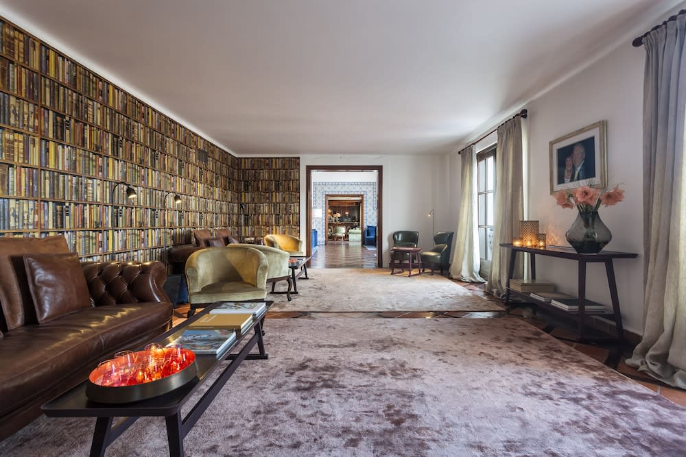 Lobby-lounge