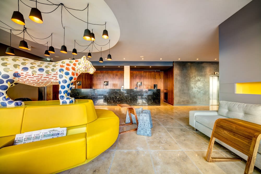 Lobby-lounge