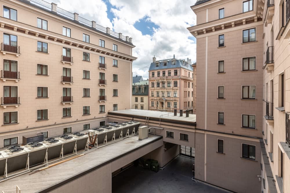 Utsikt mot gårdsplass