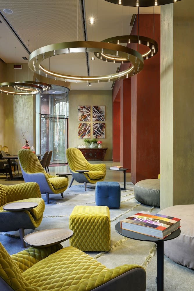 Lobby-lounge