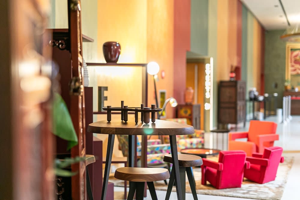 Lobby-lounge