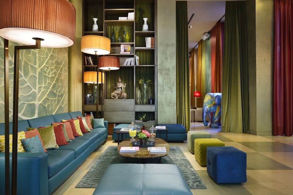 Lobby-lounge