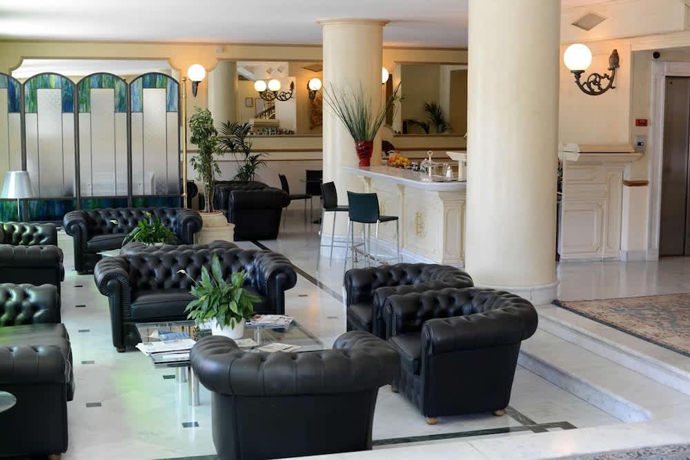 Lobby-lounge
