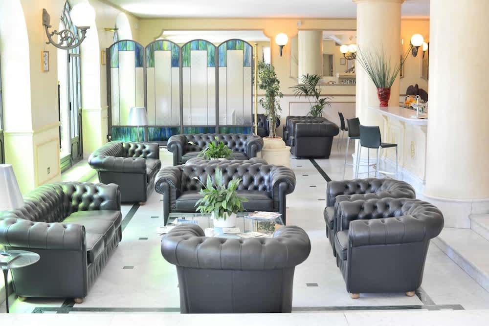 Lobby-lounge