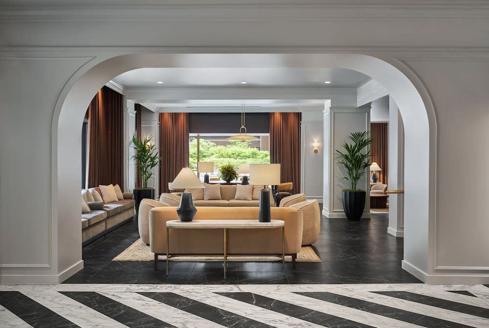 Lobby-lounge