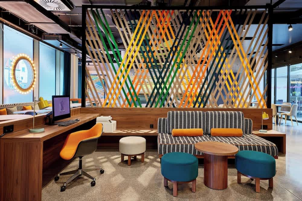 Lobby-lounge