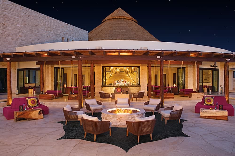 Lobby-lounge