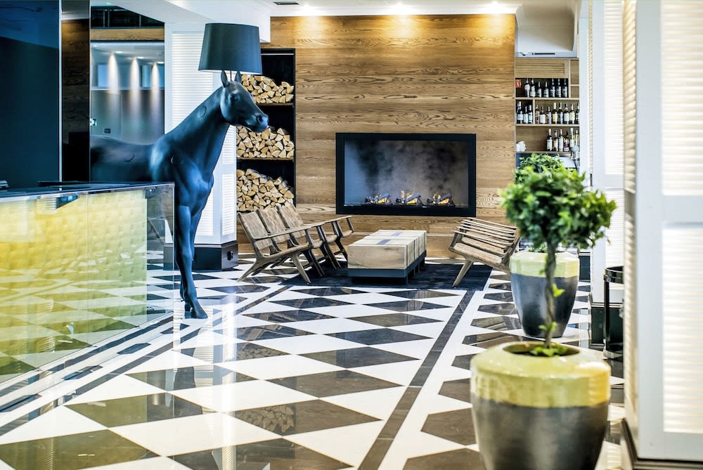 Lobby-lounge