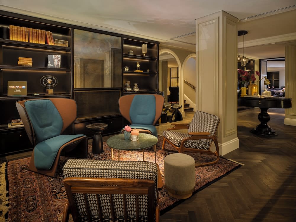 Lobby-lounge