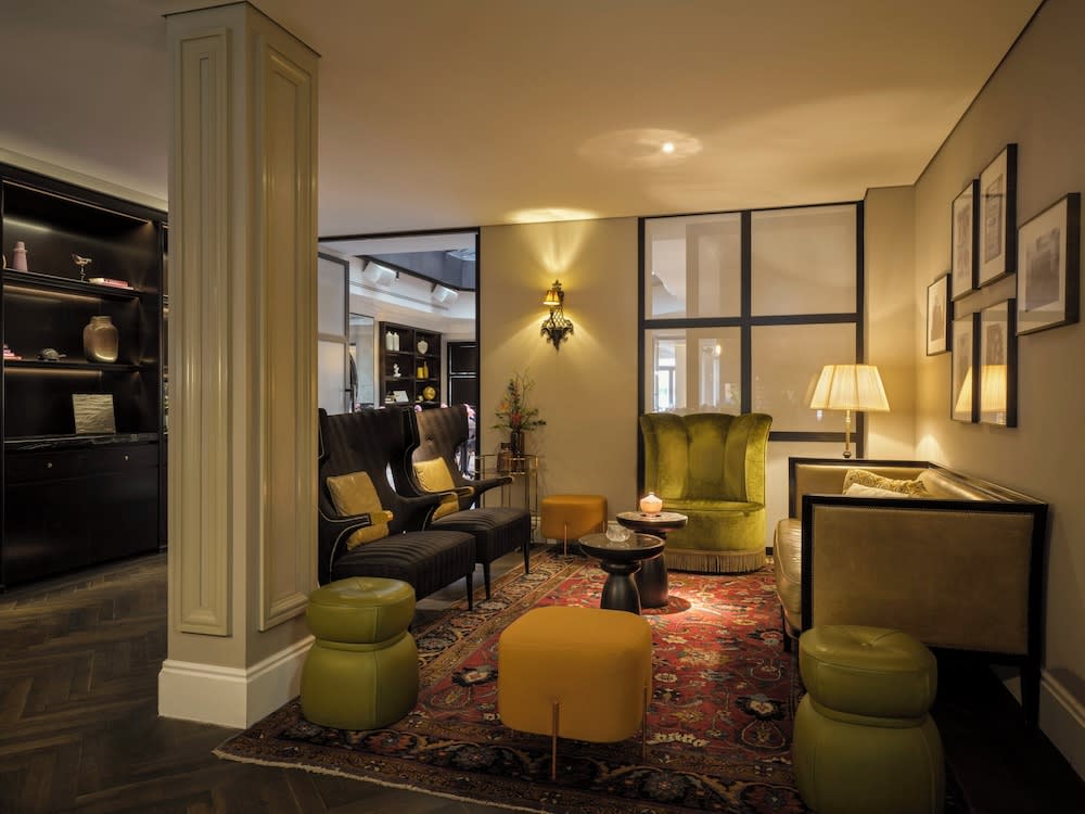 Lobby-lounge