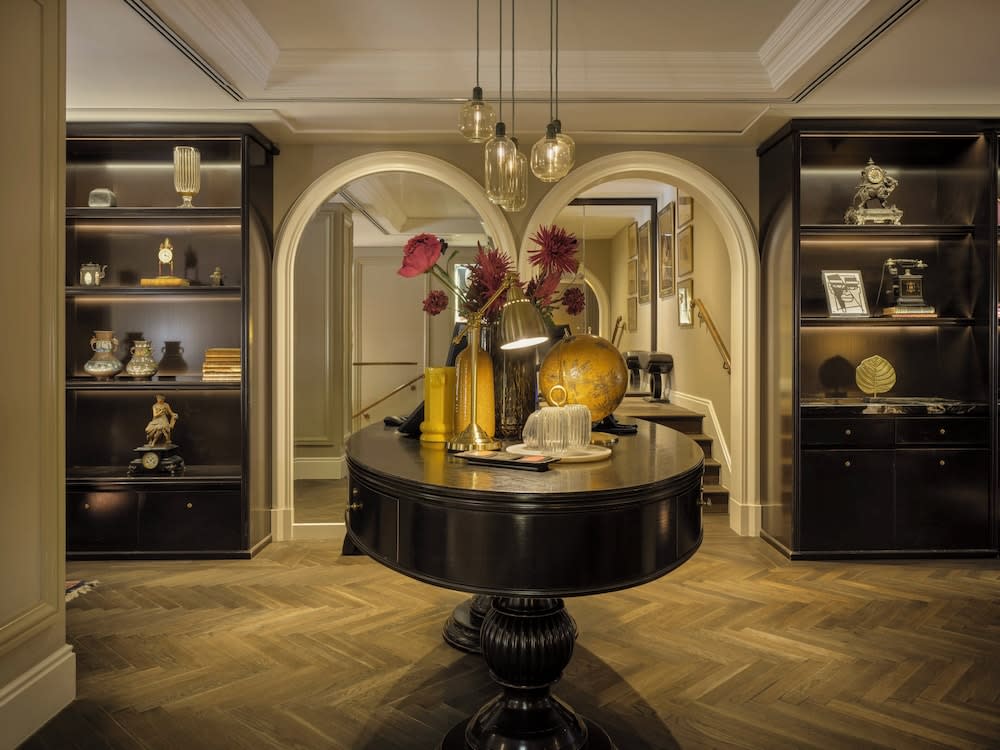 Lobby-lounge