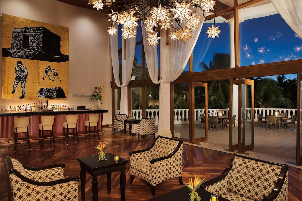 Lobby-lounge