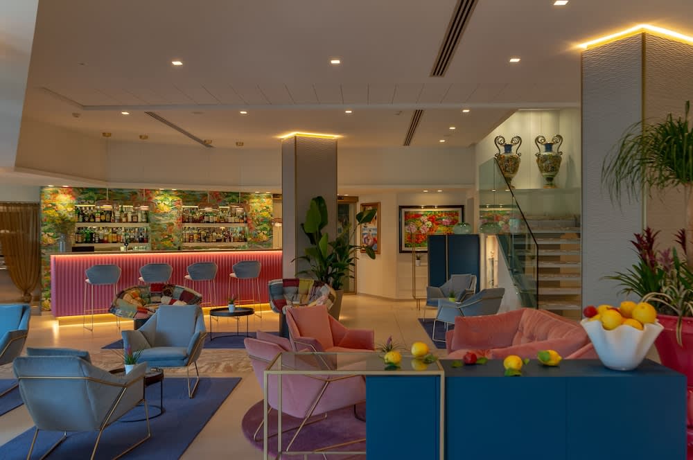 Lobby-lounge