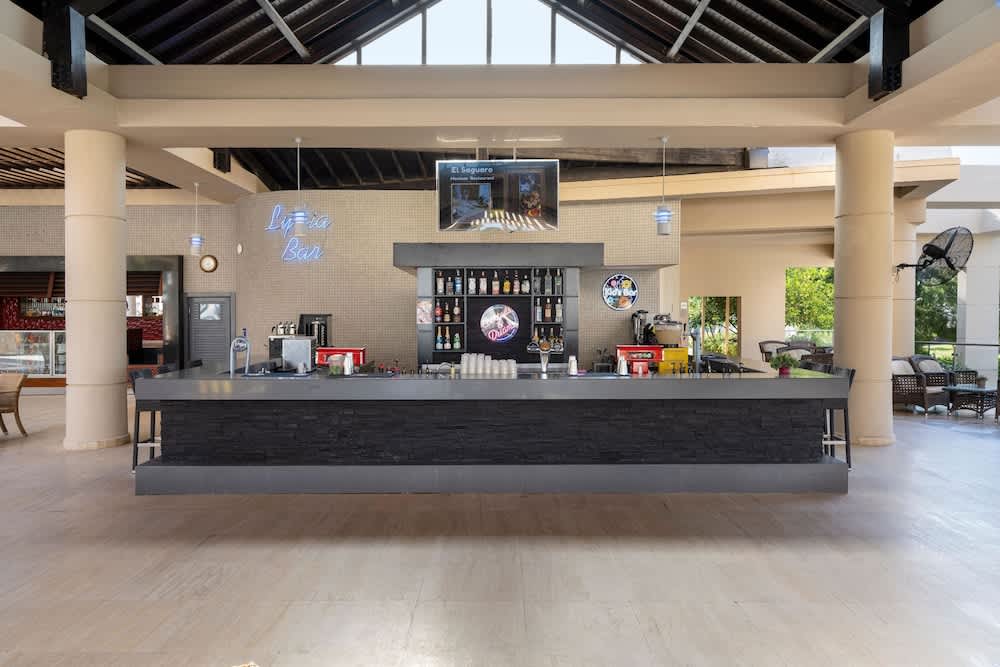 Bar i bassenget