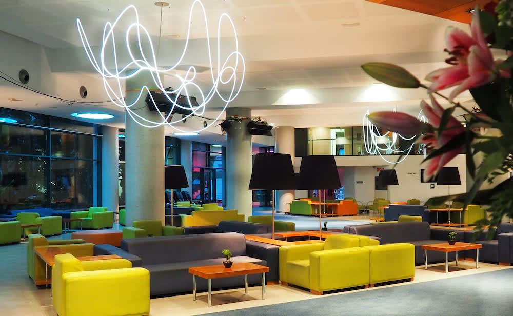 Lobby-lounge