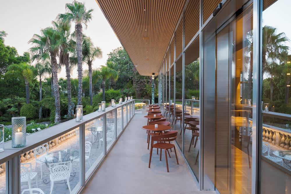 Lobby-lounge