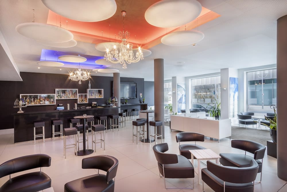 Lobby-lounge