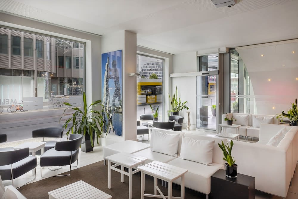Lobby-lounge
