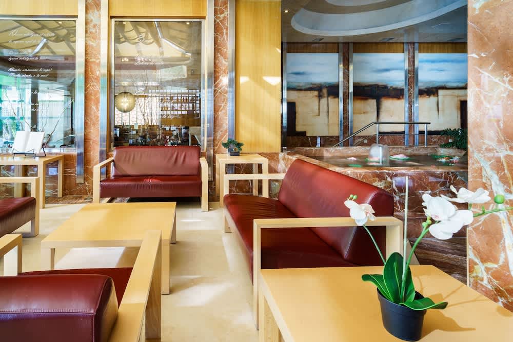 Lobby-lounge