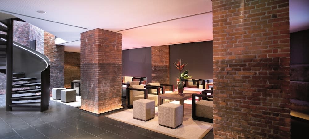 Lobby-lounge