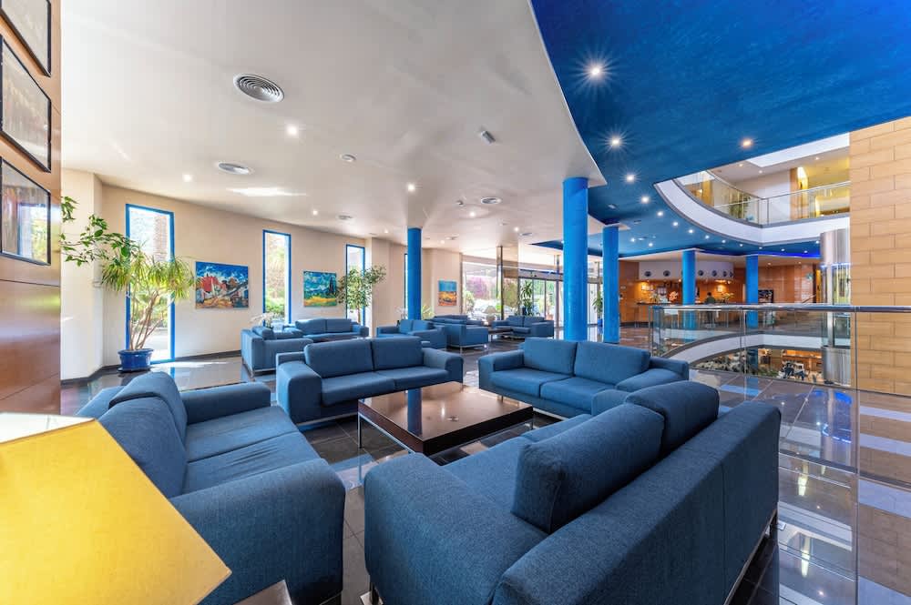 Lobby-lounge