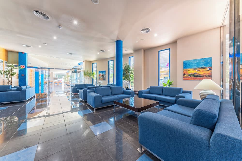 Lobby-lounge