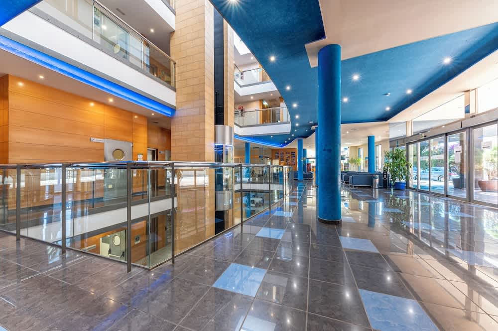Lobby-lounge
