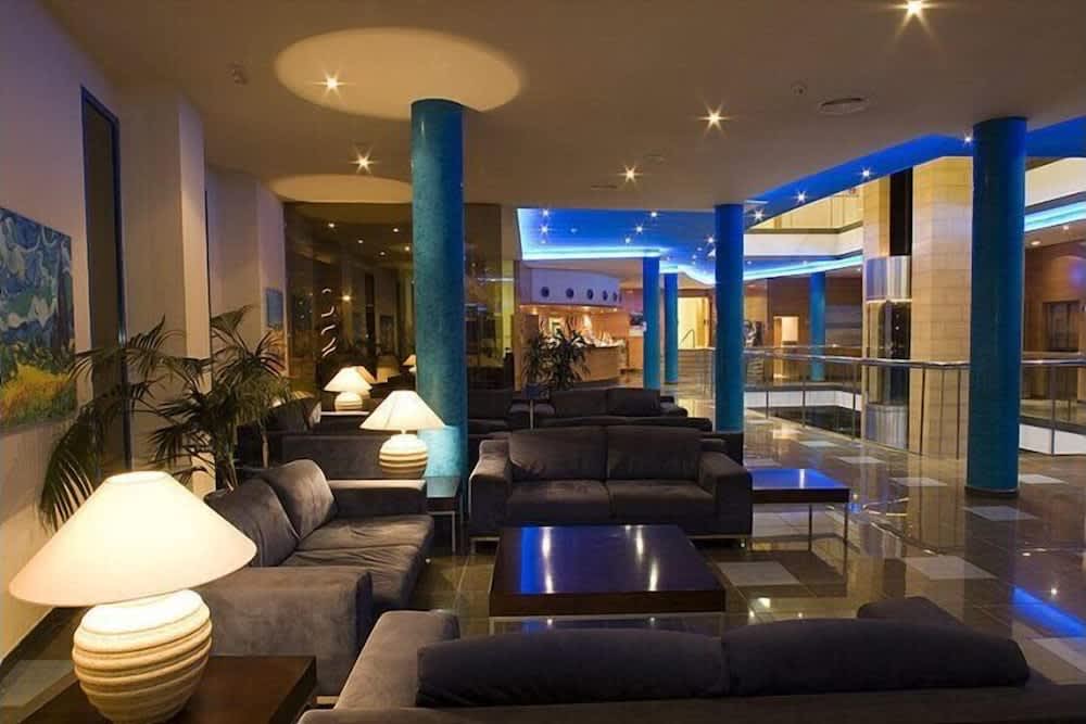 Lobby-lounge