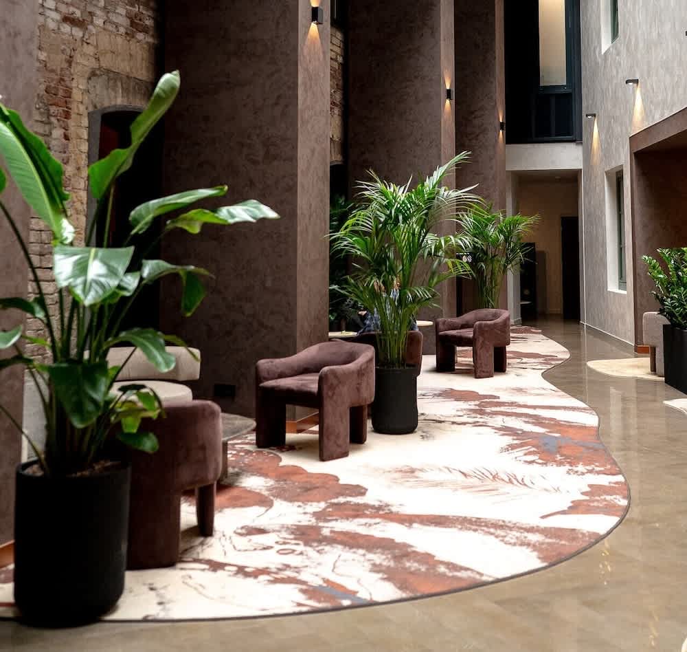 Lobby-lounge