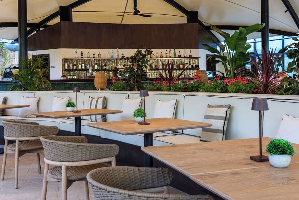 Bar i bassenget
