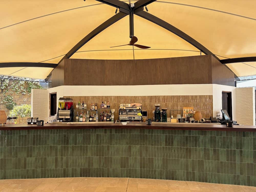 Bar i bassenget