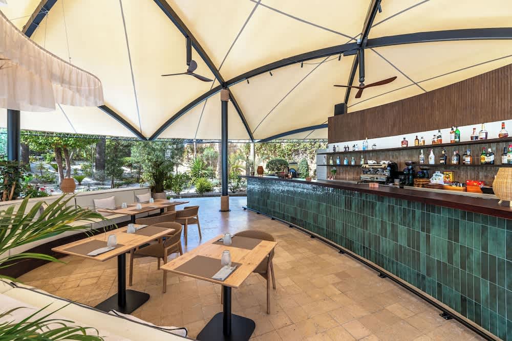 Bar i bassenget