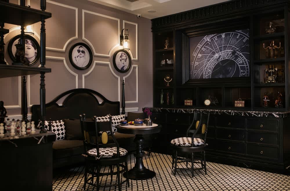 Lobby-lounge