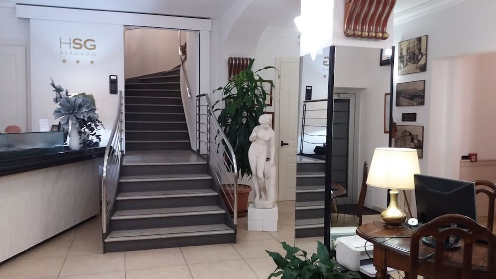 Lobby-lounge