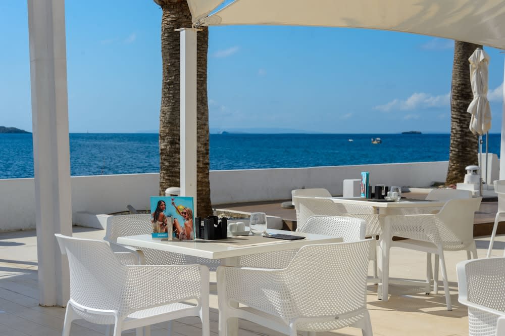 Bar i bassenget