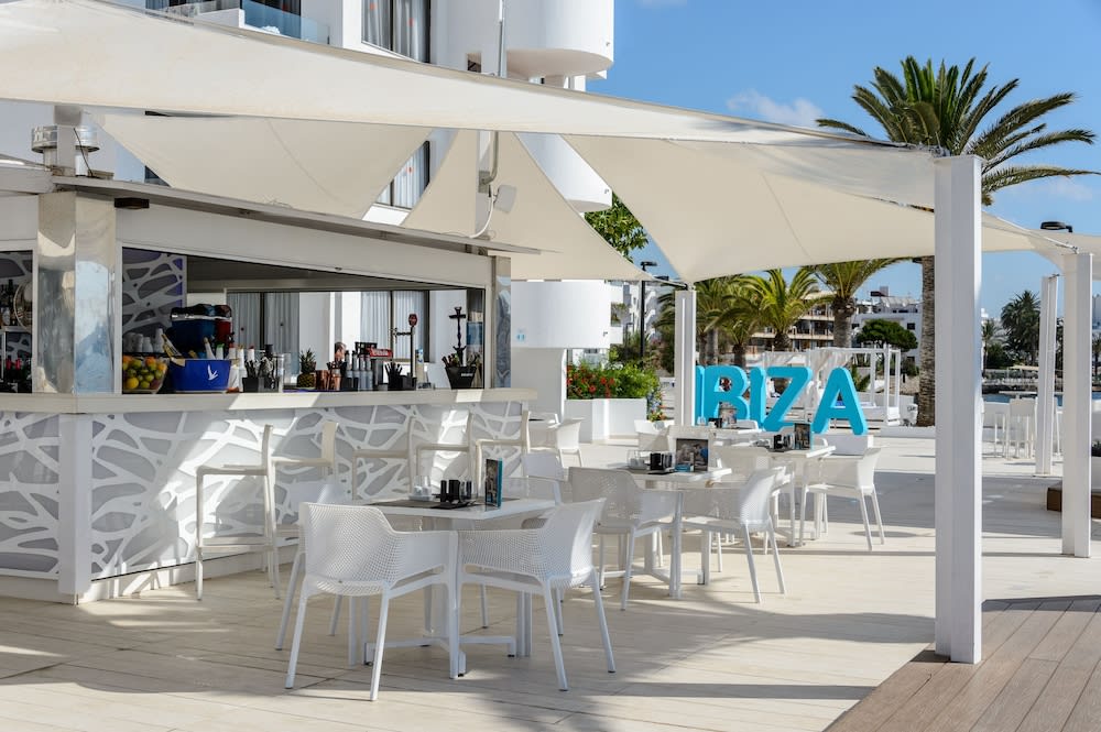 Bar i bassenget