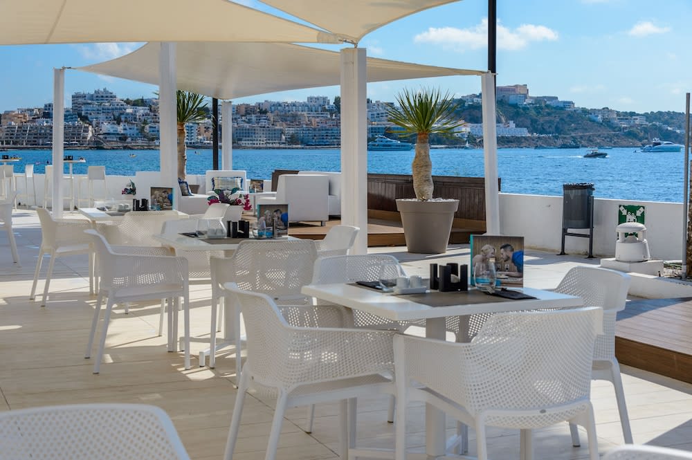 Bar i bassenget
